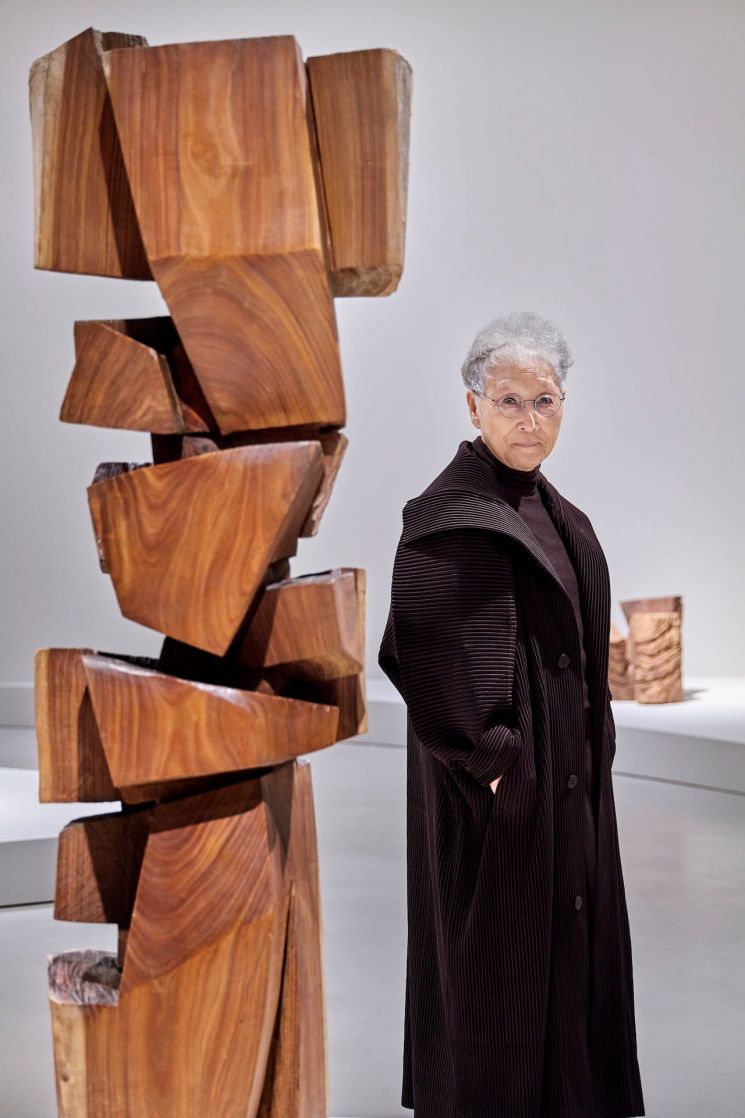 ‘합이합일 분이분일 1987-88’(1987) 옆에 선 김윤신 작가. 아르헨티나 이주 4년째에 제작한 작품으로 뉴욕 구겐하임미술관이 소장하고 있다. 사진 호암미술관