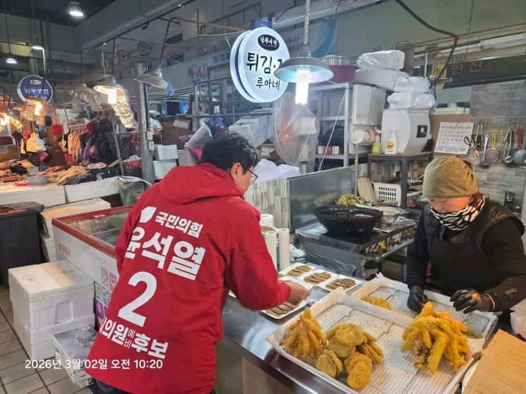 윤석열 예비후보는 포항 상대동 지역사회보장협의체 활동 등을 통해 지역사회 활동을 이어온 것으로 알려졌다. 윤석열 예비후보 페이스북