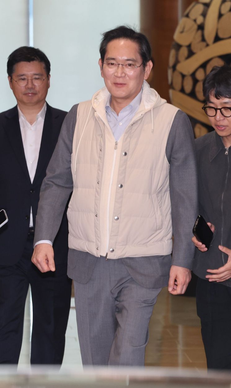 유럽 출장 일정을 마친 이재용 삼성전자 회장이 지난 13일 서울 강서구 서울김포비즈니스항공센터(SGBAC)를 통해 귀국하고 있다. 연합뉴스