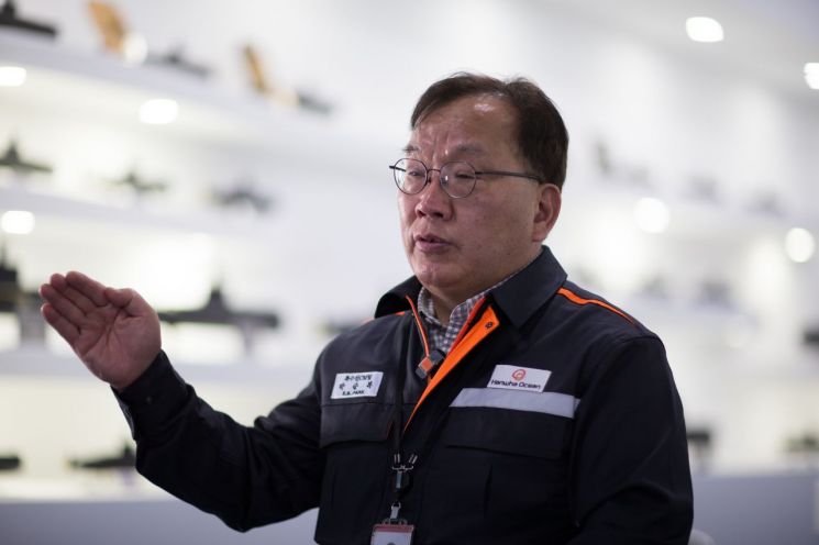 박순복 한화오션 명장이 11일 거제 옥포조선소에서 인터뷰 중 포즈를 취하고 있다. 한화오션