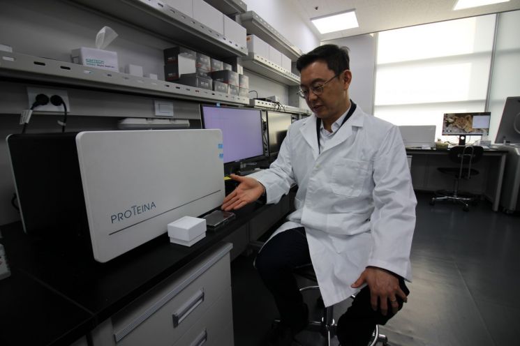 윤태영 프로티나 대표가 서울 구로구 프로티나 본사에서 자사의 AI 신약 개발 플랫폼 'SPID'에 대해 설명하고 있다. 정동훈 기자