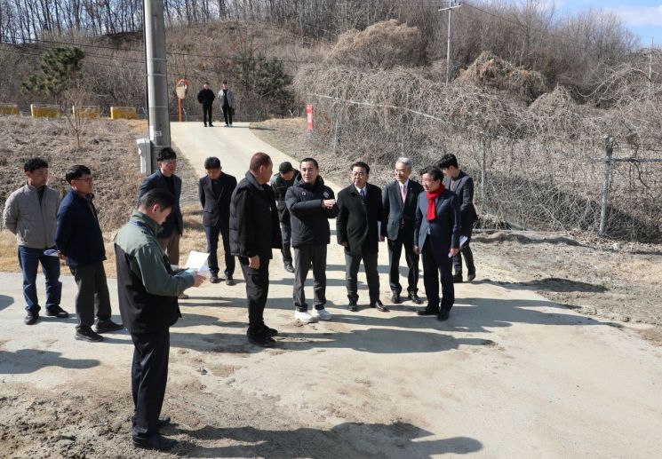 김진태 강원특별자치도지사가 13일 2026년 도정 업무보고 후속조치의 일환으로 소규모 농업진흥지역 제도 운영 상황을 점검하고 있다. 강원도 제공