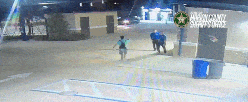 용의자가 종합격투기 기술에 제압당하는 모습. 매리언 카운티 보안관 사무실