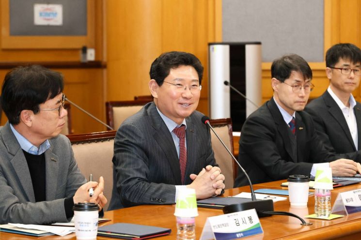 이상일 용인특례시장이 13일 한국기계연구원에서 류석현 원장을 비롯한 연구원들과 반도체 경쟁력 강화 방안을 논의하고 있다. 용인시 제공