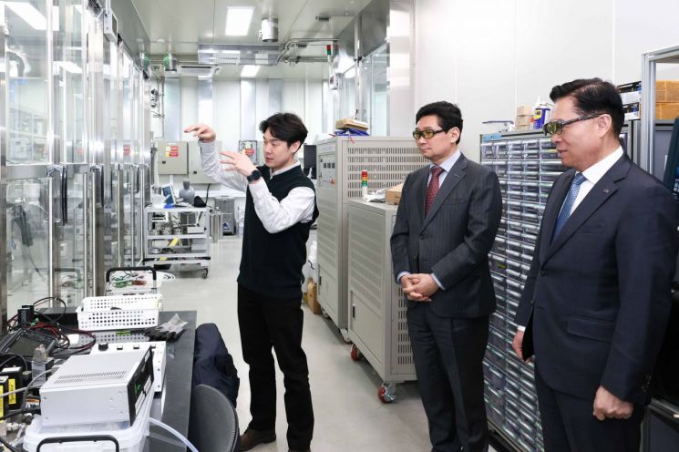 이상일 용인특례시장이 13일 한국기계연구원을 찾아 첨단로봇연구센터와 반도체장비연구센터를 둘러보고 있다. 용인시 제공