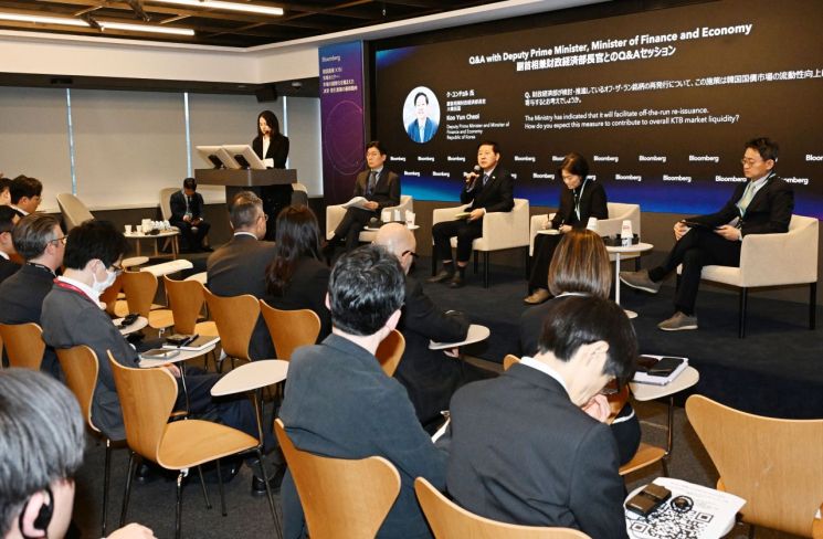 제10차 한-일 재무장관회의 참석차 일본 도쿄를 방문 중인 구윤철 부총리 겸 재정경제부 장관이 3월 13일 오후(현지시간) 블룸버그 도쿄지국에서 열린 일본 소재 글로벌 투자기관 대상 '한국경제 투자설명회' 개최, 참석자 질문에 답변하고 있다. 재정경제부