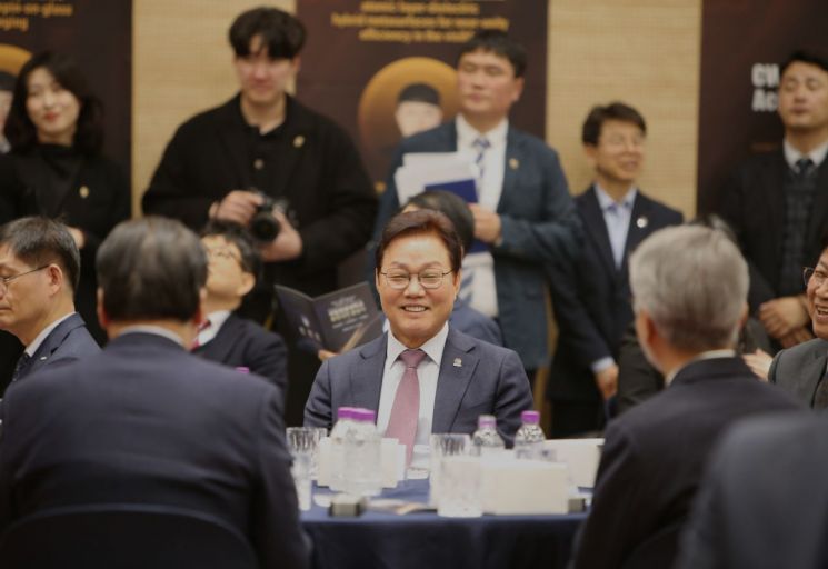 박완수 경남도지사가 국립창원대학교 통합대학 출범식에서 웃음짓고 있다. 이세령 기자