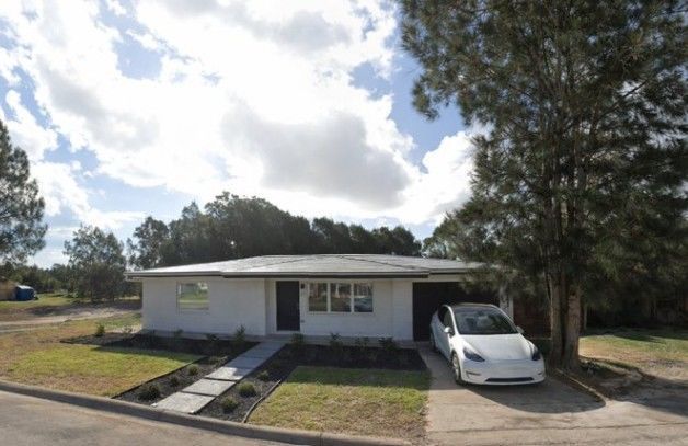 Elon Musk, CEO of Tesla, lives in a prefabricated house worth about $50,000 (approximately 74 million KRW) leased from SpaceX. Screenshot from Dima Zenuk, X (formerly Twitter)