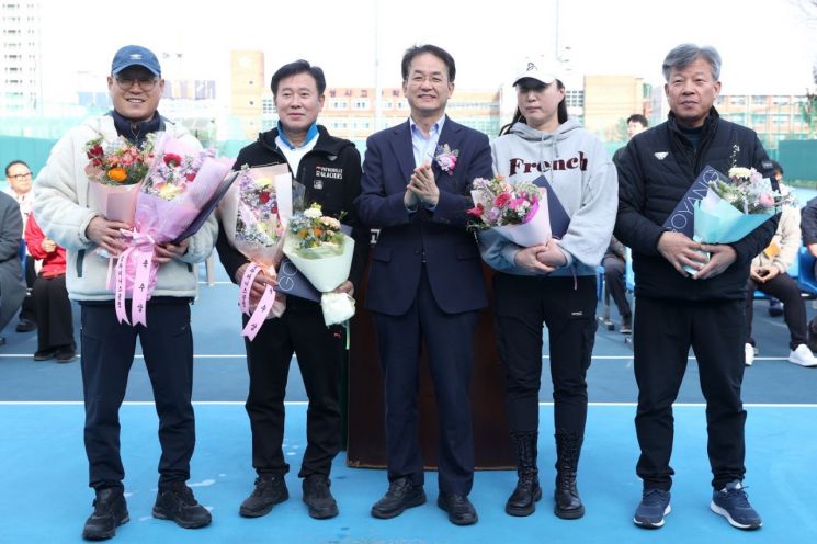 이동환 고양특례시장이 14일 열린 제35회 고양특례시장기 테니스대회에 참석해 테니스 발전에 기여한 공로자들에게 표창을 수상한 후 기념촬영을 하고 있다. 고양시 제공