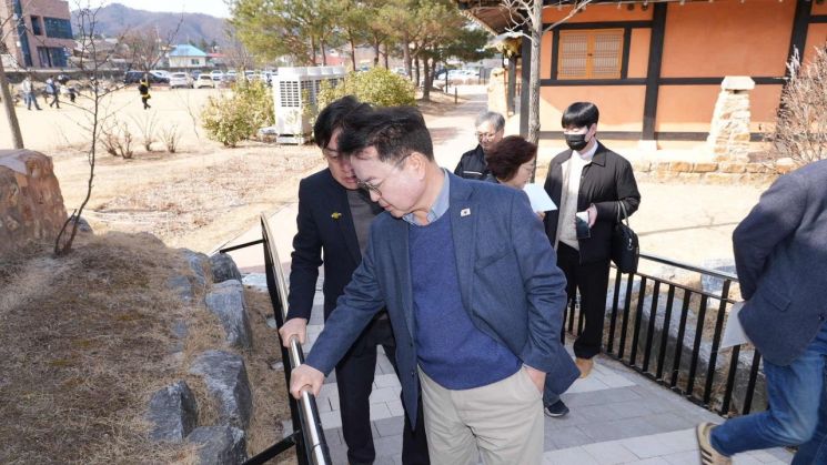육동한 춘천시장이 14일 봄철 행락객 증가를 대비해 지역 주요 문화·관광시설 찾아 안전관리 상태를 점검하고 있다. 사진은 김유정문학촌을 점검하는 모습. 춘천시 제공