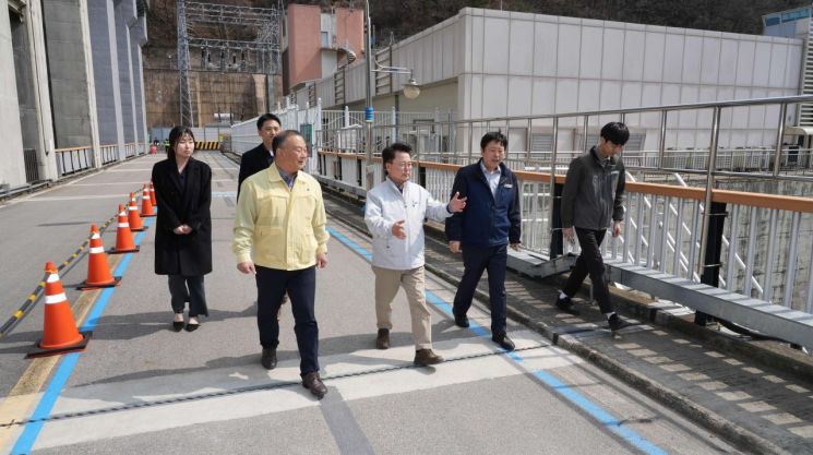 육동한 춘천시장이 14일 봄철 행락객 증가를 대비해 지역 주요 문화·관광시설 찾아 안전관리 상태를 점검하고 있다. 사진은 의암댐 관리교를 점검하는 모습. 춘천시 제공
