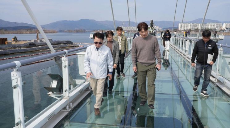 육동한 춘천시장이 14일 봄철 행락객 증가를 대비해 지역 주요 문화·관광시설 찾아 안전관리 상태를 점검하고 있다. 사진은 소양강스카이워크를 점검하는 모습. 춘천시 제공