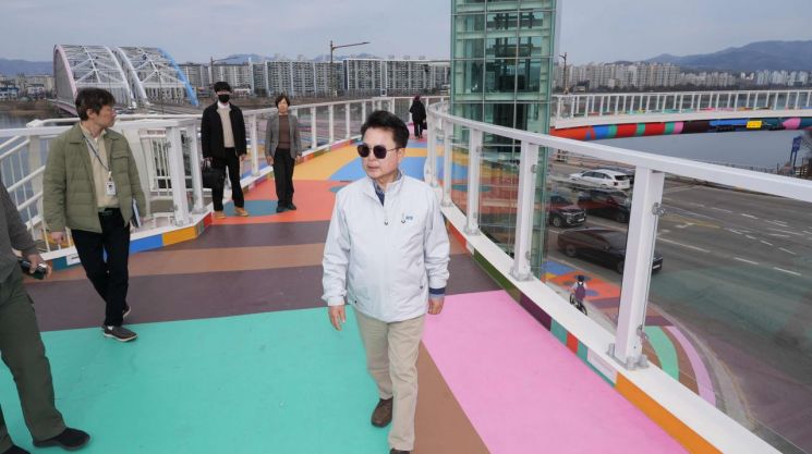 육동한 춘천시장이 14일 봄철 행락객 증가를 대비해 지역 주요 문화·관광시설 찾아 안전관리 상태를 점검하고 있다. 사진은 소양아트서클을 점검하는 모습. 춘천시 제공