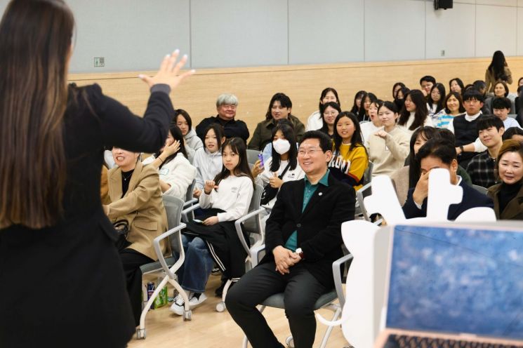 이상일 용인특례시장이 14일 동천청소년문화의집에서 열린 '미래인재 특강'을 경청하고 있다. 용인시 제공
