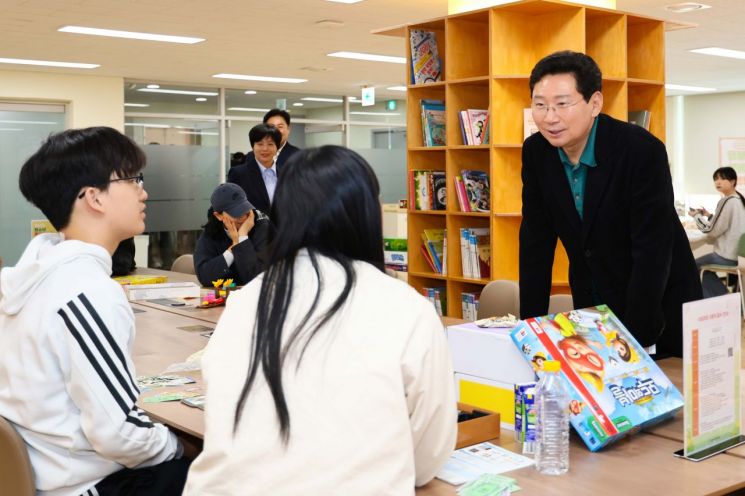 이상일 용인특례시장이 14일 동천청소년문화의집 시설을 방문해 청소년 이용자들과 이야기를 나누고 있다. 용인시 제공