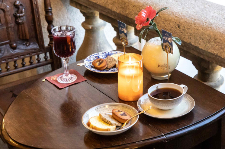 2층 테라스 카페에서 즐기는 음료와 다과