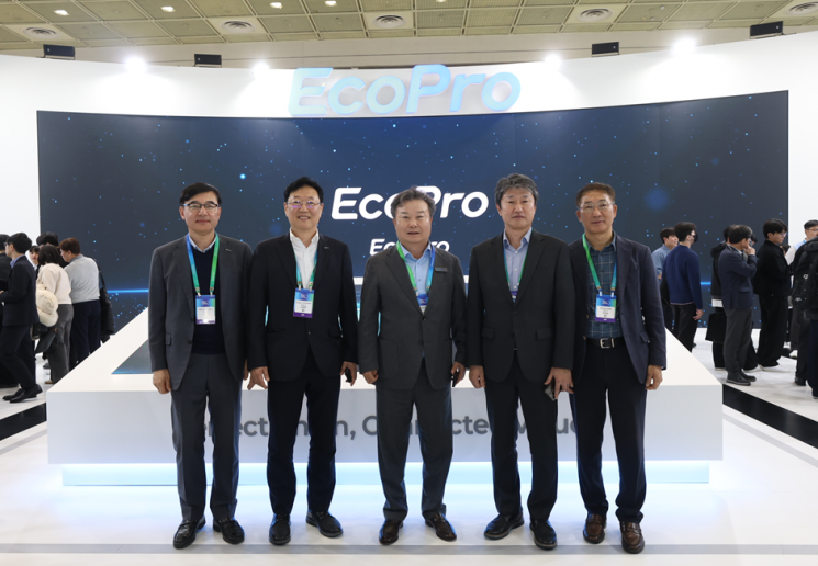 이동채 에코프로 창업주와 그룹 사장단들이 인터배터리2026 전시관에서 함께 사진 촬영을 하고 있다. (왼쪽부터)박석회 에코프로씨엔지 대표, 김윤태 에코프로이노베이션 대표, 이동채 에코프로 창업주, 송호준 에코프로 대표, 김종섭 에코프로에이치엔 대표. 에코프로