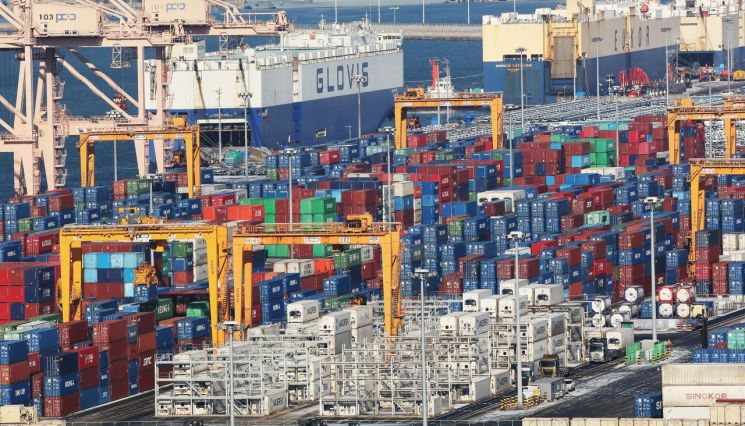 평택항에 쌓여있는 컨테이너. 연합뉴스