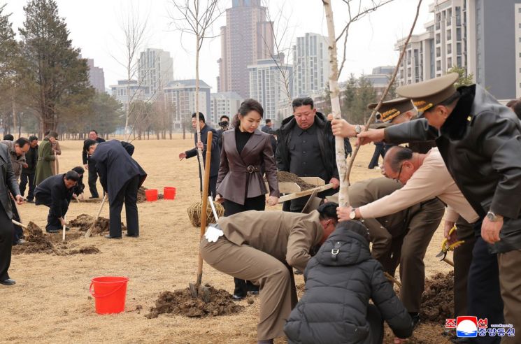 김정은 북한 국무위원장이 식수절(3월14일)을 맞아 14일 당정 간부들과 함께 나무를 심었다고 조선중앙통신이 15일 보도했다. 연합뉴스