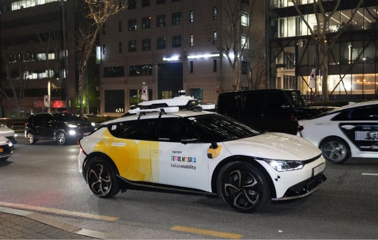 Kakao Mobility objavio je 15. da je odabran za prijevoznika putnika za autonomna vozila u Seulu i da će započeti s radom Gangnam kasnonoćne usluge Seoul Autonomous Vehicle počevši od 16. Autonomno vozilo tvrtke Kakao Mobility. Omogućuje Kakao Mobility