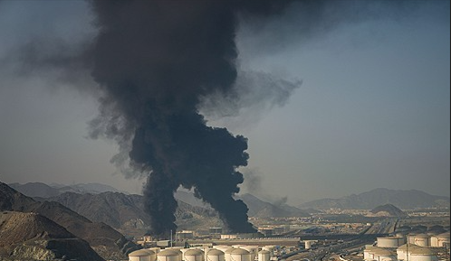 2026년 3월 14일 이란의 드론 공격을 받은 아랍에미리트(UAE) 푸자이라의 석유 시설에서 화염과 연기가 피어오르고 있다. AP연합뉴스