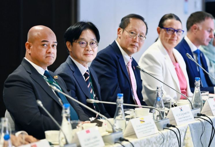 김정관 산업통상부 장관(왼쪽 두번째) 15일 일본 도쿄에서 열린 '인도-태평양 에너지 안보 장관회의 및 비즈니스 포럼'에 참석해 회의를 하고 있다. 산업통상부.