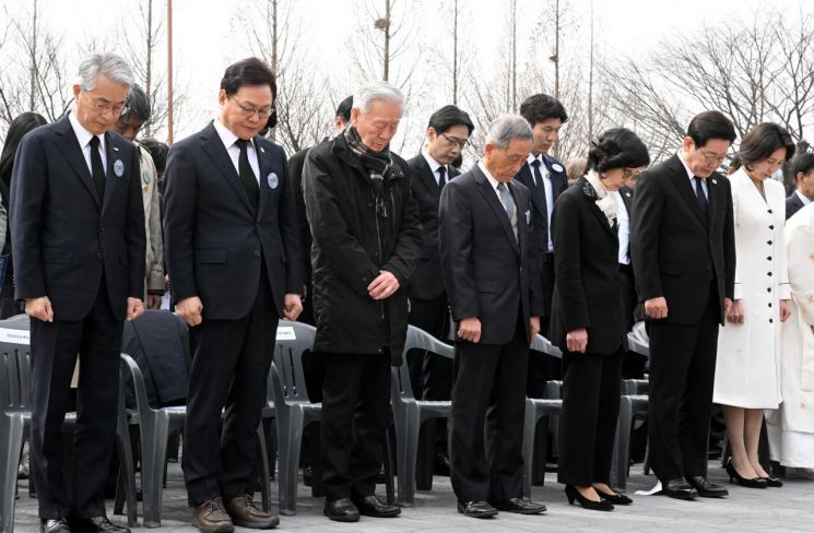 最右侧为总统 Lee Jaemyung 夫妇，左起第二位为庆尚南道知事 Park Wansu，最左侧为庆尚南道教育监 Park Jonghun 等人，在第66周年“3·15起义”纪念仪式上悼念牺牲者的英灵。韩国摄影记者协会照片联合采访团供图