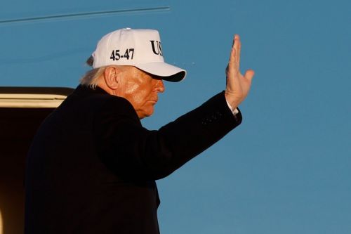 도널드 트럼프 미국 대통령이 지난 13일(현지시간) 앤드루스 합동기지에서 전용기 에어포스원에 탑승하고 있다. AP연합뉴스