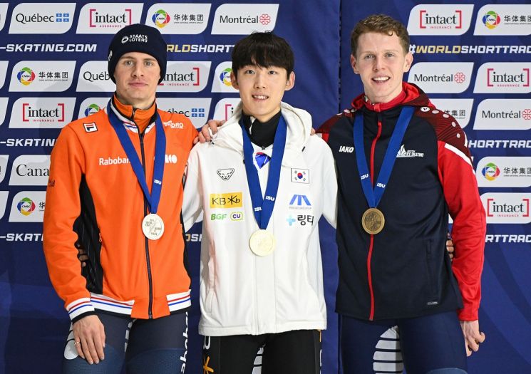 임종언(가운데)이 16일(한국시간) 캐나다 몬트리올의 모리스 리처드 아레나에서 열린 국제빙상경기연맹(ISU) 세계선수권대회 남자 1000m 시상식에서 옌스 반트바우트(네덜란드·왼쪽), 네일 트레이시(영국)이 16일(한국시간) 캐나다 몬트리올의 모리스 리처드 아레나에서 열린 국제빙상경기연맹(ISU) 세계선수권대회 남자 1000m 시상식에서 옌스 반트바우트(네덜란드.왼쪽), 니얼 트레이시(영국)와 기념사진을 찍고 있다. AP연합뉴스