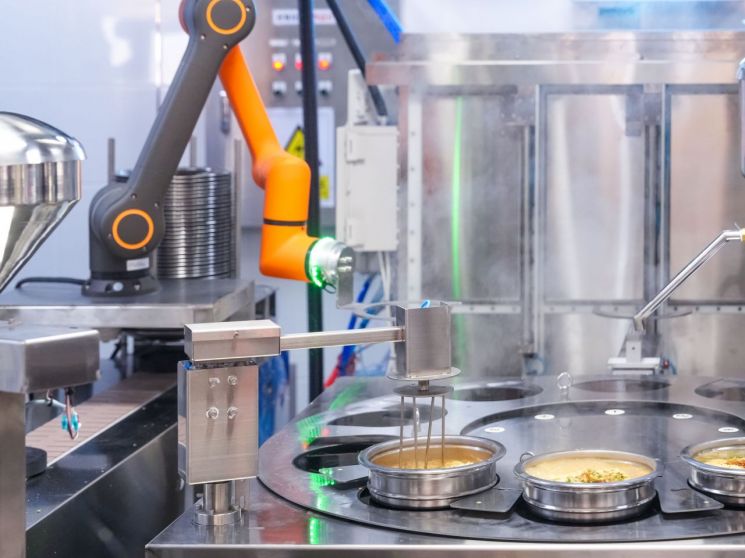 라면을 조리하고 있는 한화로보틱스 협동로봇. 한화 제공.