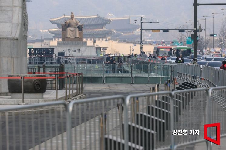 방탄소년단(BTS)의 완전체 컴백 공연을 앞둔 16일 서울 종로구 광화문 광장 일대에 무대가 설치되고 있다. 2026.3.16 강진형 기자