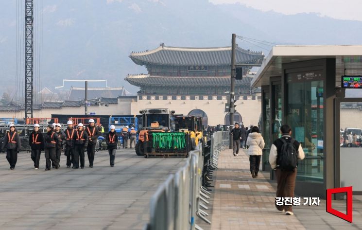 A stage is being set up around Gwanghwamun Square in Jongno-gu, Seoul, ahead of the full-group comeback performance of BTS on the 16th. Photo by Jinhyung Kang