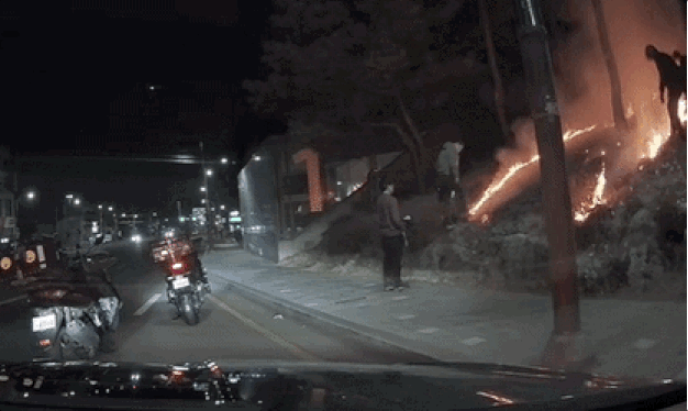 지난 13일 경기 용인시 보정역 1번 출구 인근에서 발생한 화재 현장에서 시민들이 초기 진화를 하고 있는 모습. SNS 갈무리