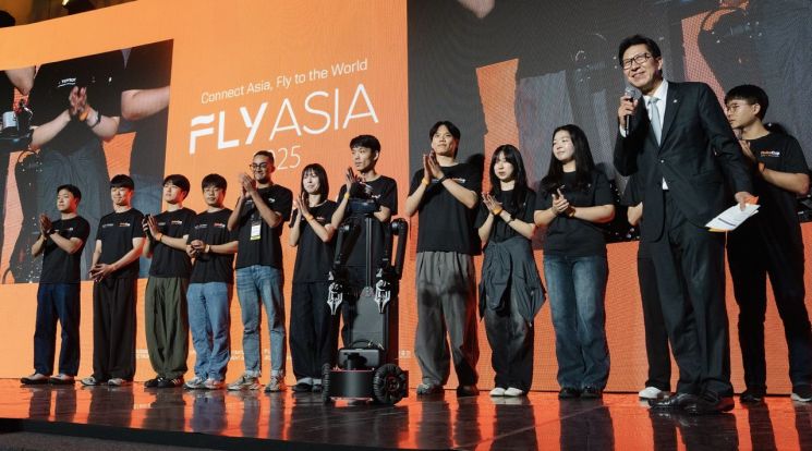 아시아창업엑스포 'FLYASIA2025' 개막식이 부산 벡스코에 열리고 있다.