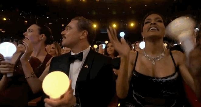 During the performance, the audience was seen enjoying the stage, waving cheer sticks, including Hollywood stars Leonardo DiCaprio and Steven Spielberg, attracting attention. OCN