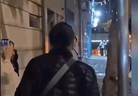 중국 마카오의 한 거리에서 원격으로 조종 중이던 휴머노이드 로봇이 70대 여성을 위협해 경찰에 끌려갔다. X(엑스)