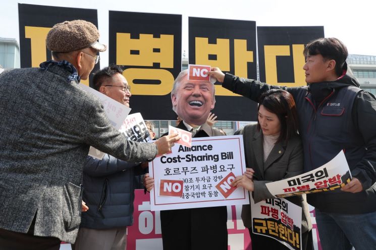 16일 서울 종로구 주한미국대사관 앞에서 열린 '미국의 호르무즈 해협 파병 요구 규탄 및 파병 반대 긴급 기자회견'에서 참가자들이 '호르무즈 파병 요구'라고 적힌 팻말에 'NO' 스티커를 붙이고 있다. 연합뉴스