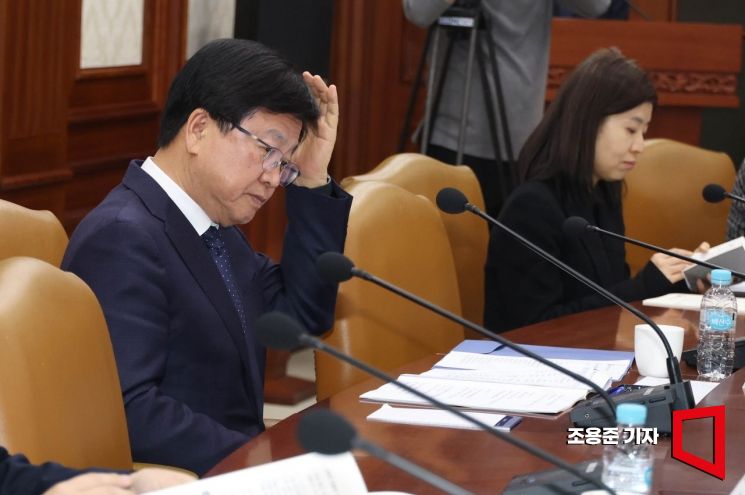 최교진 교육부 장관이 16일 서울 종로구 정부서울청사에서 열린 학교폭력대책위원회 전체회의에 참석, 머리를 만지고 있다. 2026.3.16 조용준 기자