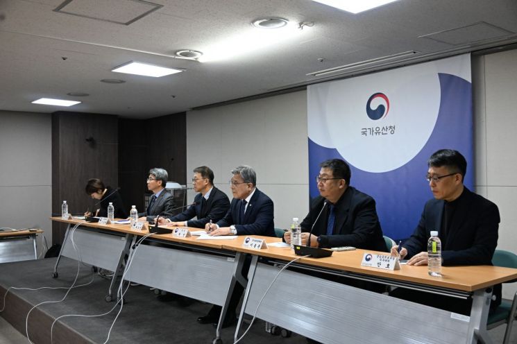 국가유산청은 16일 오후 국립고궁박물관에서 언론브리핑을 열고 서울시에 오세훈 서울특별시장, 정문헌 종로구청장, 허민 국가유산청장이 참여하는 3자 논의를 요구했다.