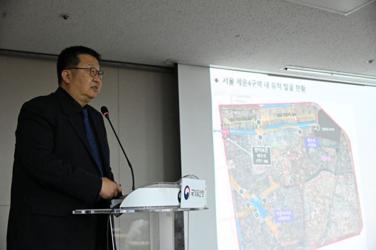 이종훈 국가유산청 역사유적정책관이 16일 오후 국립고궁박물관에서 열린 언론 브리핑에서 SH공사의 불법행위에 대해 설명하고 있다.