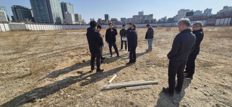 세운 4구역 매장유산 유존 지역 내 시추 현장을 찾은 국가유산청 관계자들.