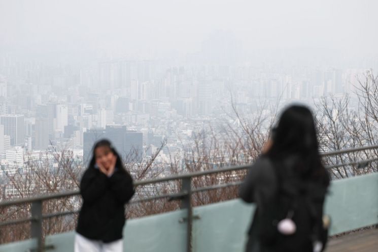 서울을 비롯한 수도권 등 지역 초미세먼지 농도가 '나쁨' 수준인 15일 서울 남산에서 바라본 서울 시내가 뿌옇다. 연합뉴스