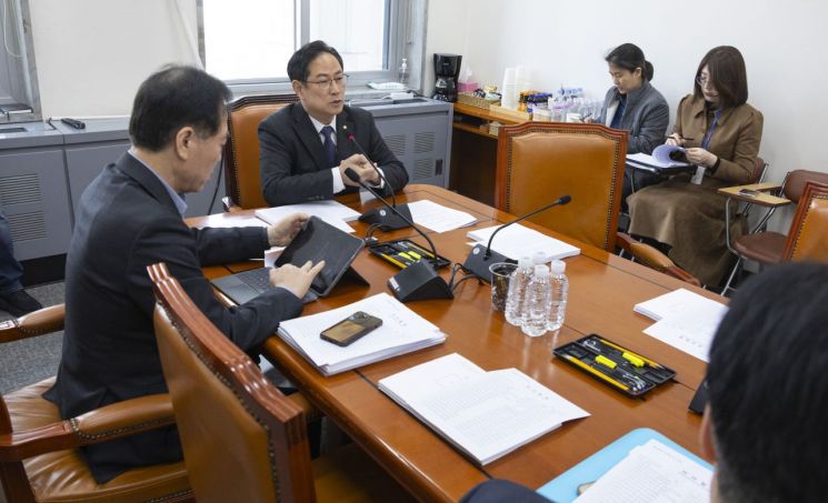 아시아경제 - '환율안정 3법' 조세소위 통과…국내주식 복귀 양도세 공제