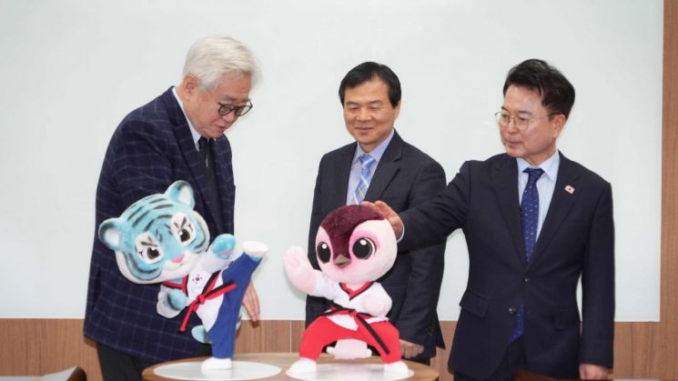 WT主席 Jo Jeongwon（左）与KTA主席 Yang Jinbang 正在参观赛事宣传吉祥物。春川市提供