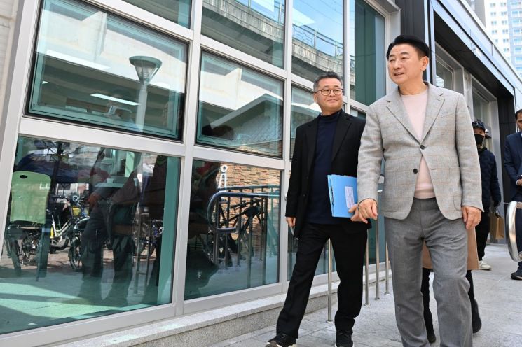 김동근 의정부시장이 경원선(1호선) 고가 하부 유휴공간 활용을 위한 현장을 점검하고 있는 모습. 의정부시 제공