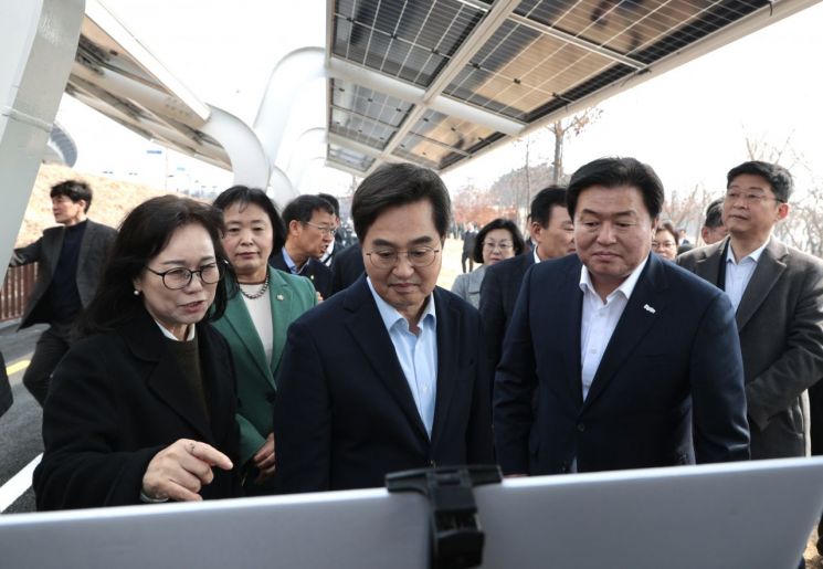 임병택 시흥시장(오른쪽)과 김동연 경기도지사(가운데)가 정왕동 2376번지 시화방조제 자전거길을 찾아 완성된 태양광 시설 설치에 관한 설명을 듣고 있다. 시흥시 제공