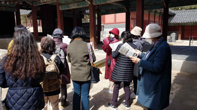 창경궁 숭문당 권역 해설을 듣고 있는 관람객들.