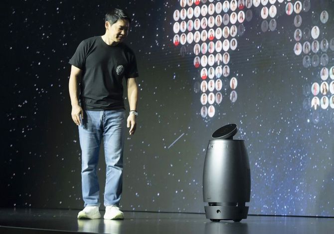 최성환 SK네트웍스 사업총괄 사장이 지난해 4월 서울 광진구 워커힐 호텔앤리조트에서 열린 'NAMUHX(나무엑스) 쇼케이스'에서 웰니스 로봇인 나무엑스를 소개하고 있다. SK네트웍스