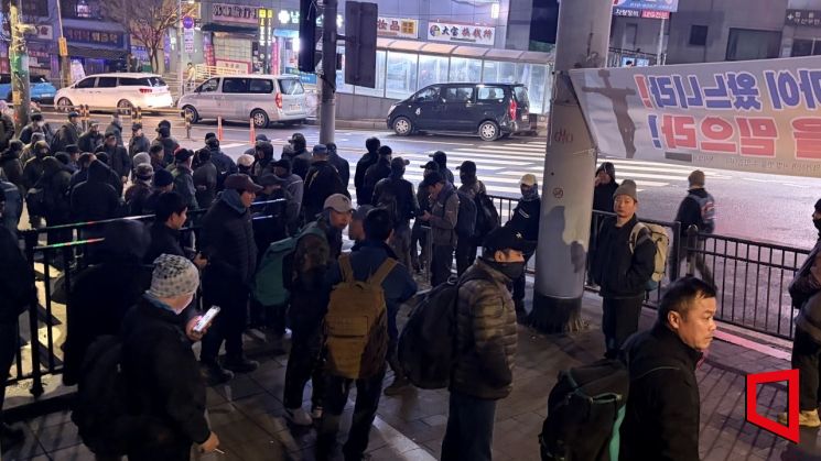 13일 오전 4시30분께 서울 구로구 인력사무소 앞 일감을 구하려는 외국인 노동자들이 모여 있다. 이지예 기자.