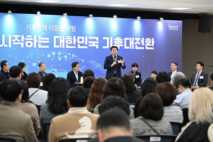 임병택 시장이 지난 16일 시흥시근로자종합복지관에서 열린 ‘도민 참여형 기후정책 타운홀 미팅’ 행사에서 축사를 하고 있다. 시흥시 제공